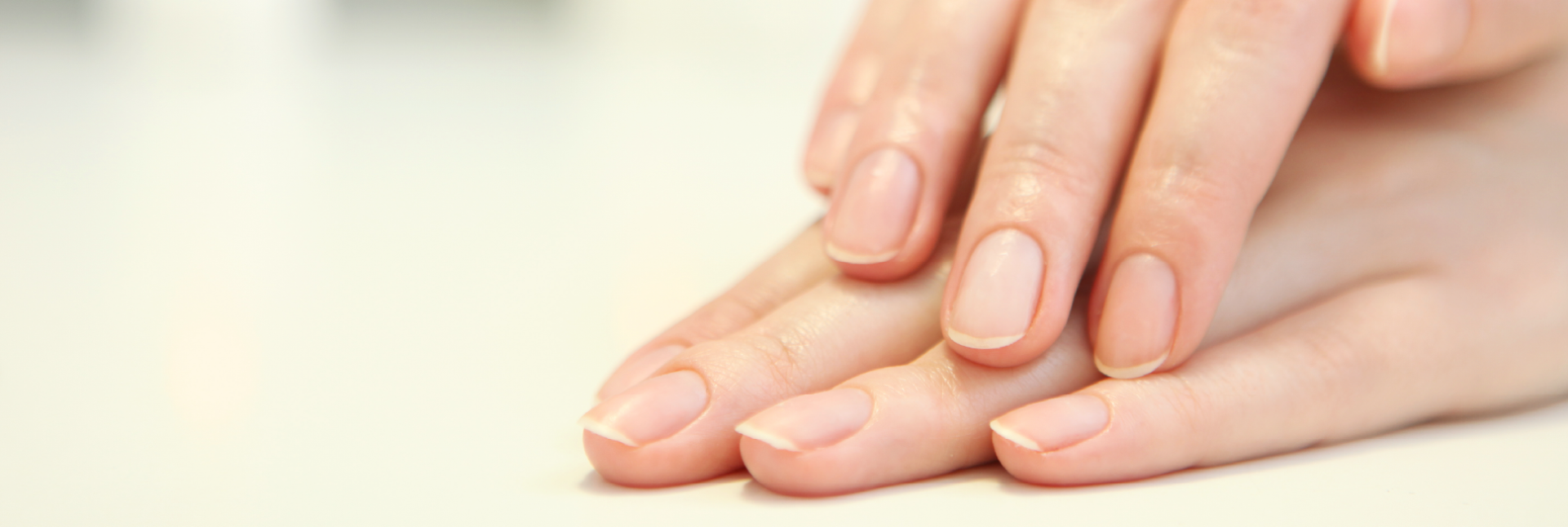 ¿Por qué aparecen estrías en las uñas?